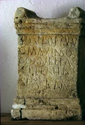 Romersk familiealter (udskåret sten)